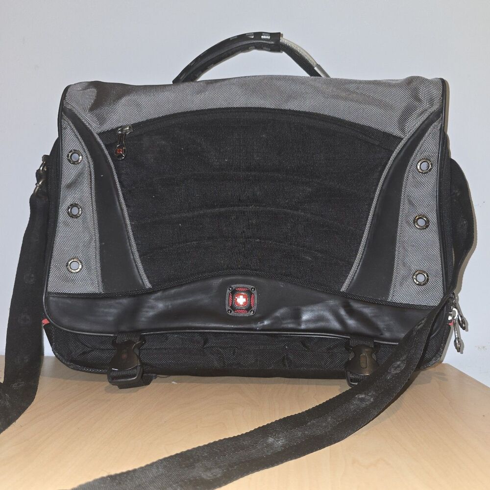 Wenger SwissGear Saturn 17" FOLDOVER Laptop Messenger Bag